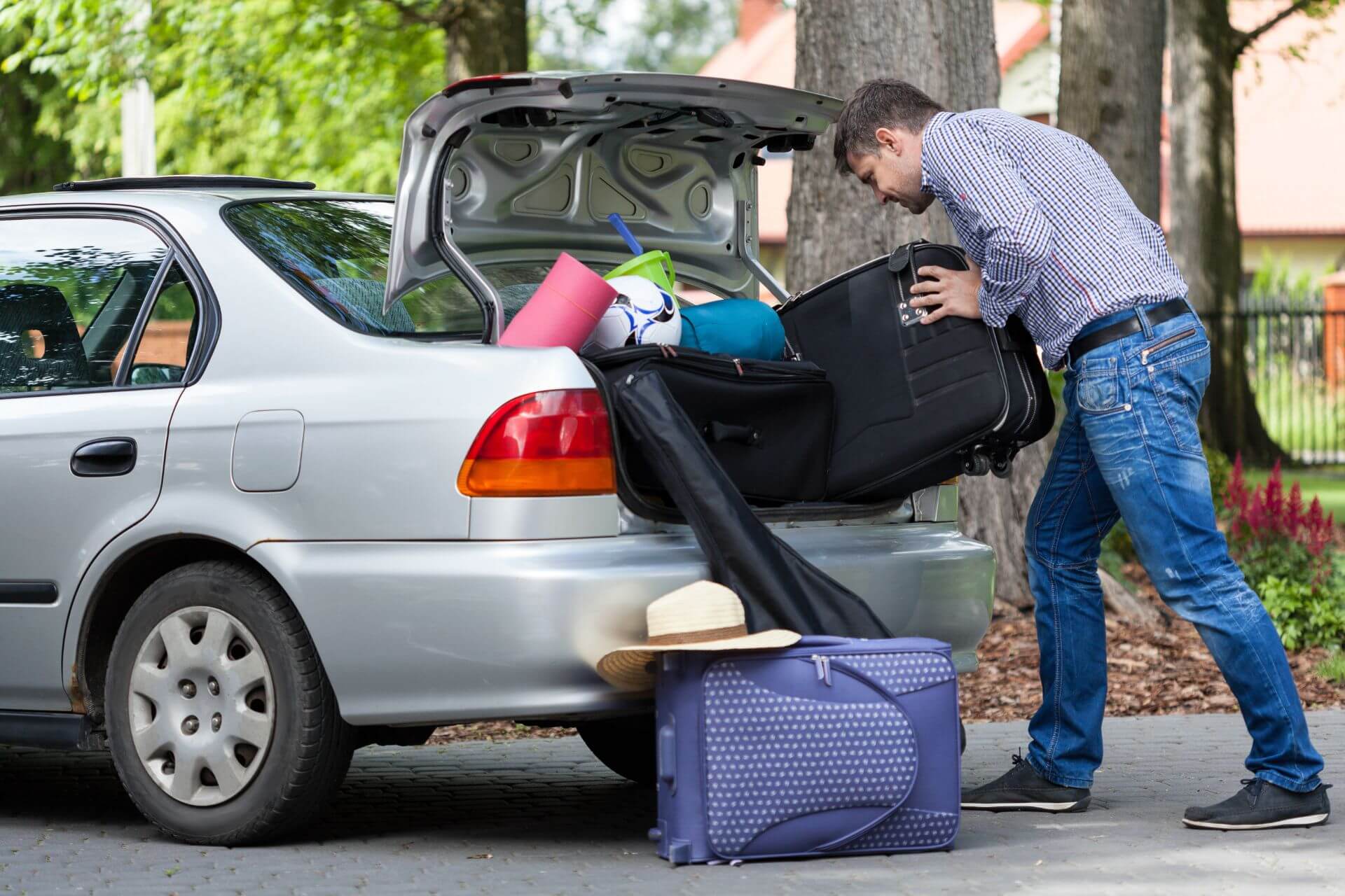 A-man-packing-his-stuff-in-the-car.jpg
