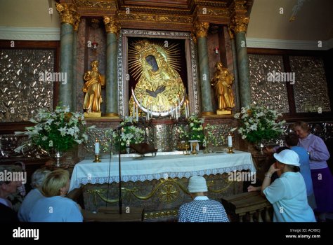 Marian e altar-with-a-picture-of-virgin-mary-in-a-catholic-chapel-in-vilnius-ACX8CJ.jpg