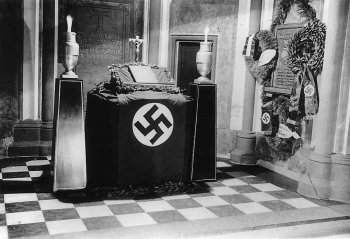 Nazi-Church-altar.jpg
