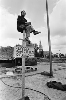 Opschrift_op_het_bord_Record_paalzitten_120_uur_(oude_record),_Bestanddeelnr_930-3639.jpg