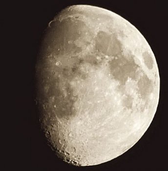 LU-moon-vidstill-AF-blacksky-minim-bright-comp-enhancd499.jpg