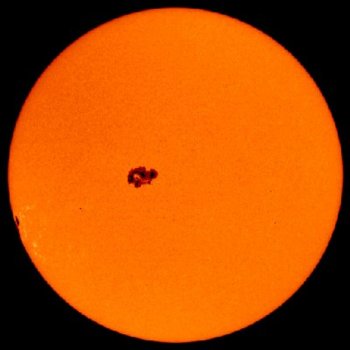 SOHO_sees_sunspot_22_October_2003_pillars.jpg