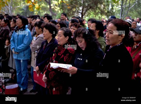 chinese-people-singing-in-temple-of-heaven-park-BXMK9F.jpg