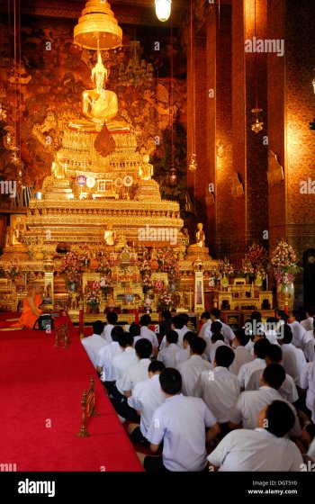 people-worshipping-altar-with-buddha-statue-in-the-wat-po-temple-wat-DGT5Y0.jpg