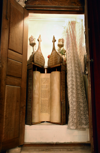 Ancient-Torah-Scroll-Jobar-Damascus.png
