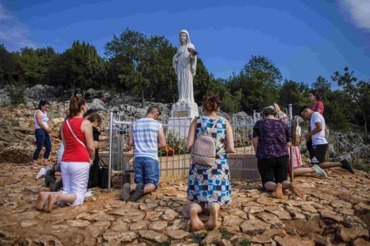 Mary Cult Kneeling 2.jpg
