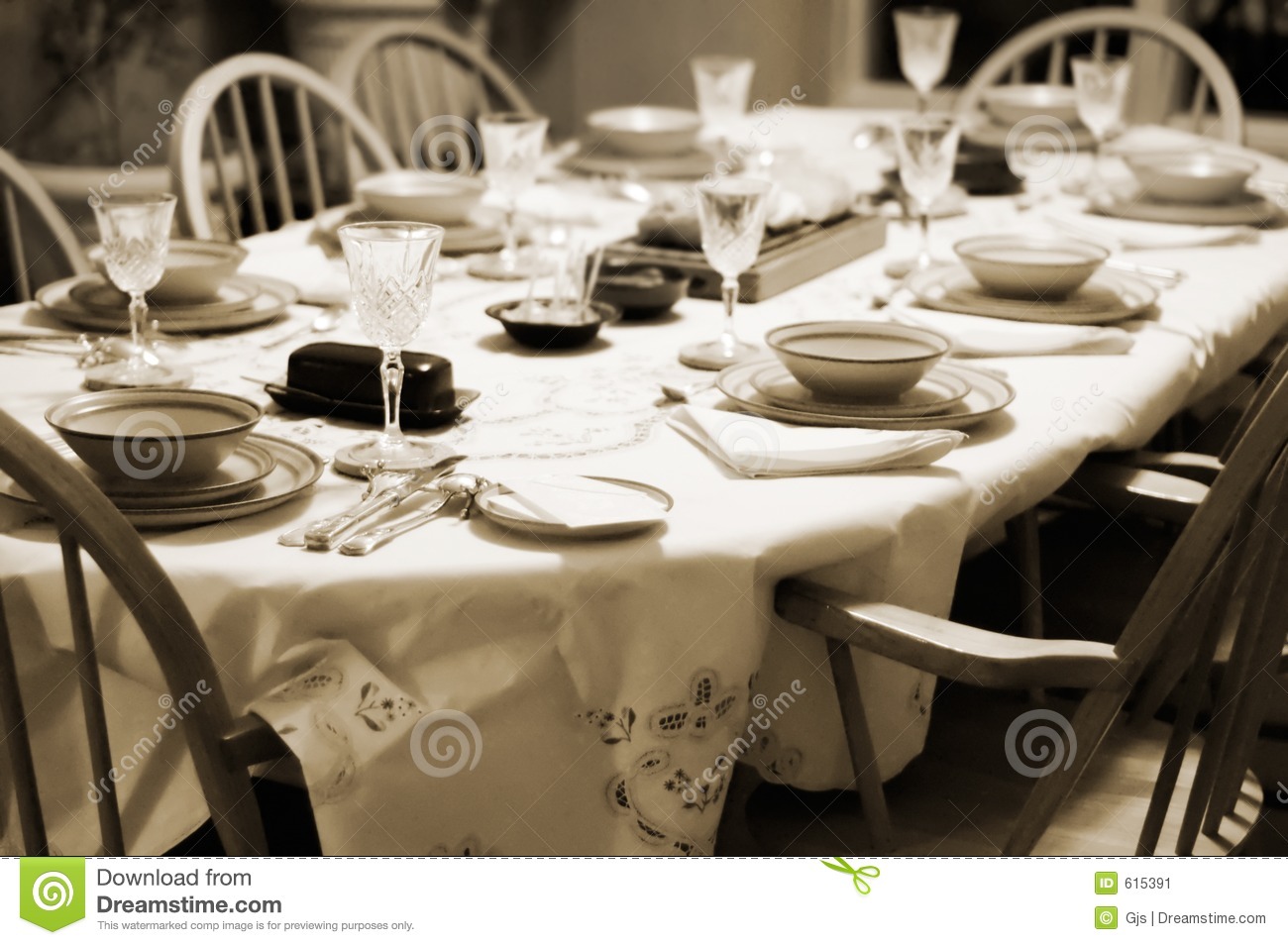 formal-table-setting-home-615391.jpg