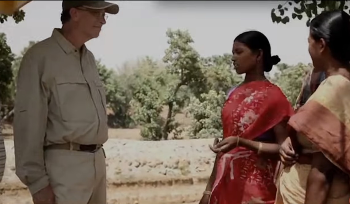 Bill-Gates-India-Young-Girls.jpg