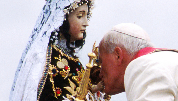 JP-II-kisses-statue-of-Mary-Fatima.jpg