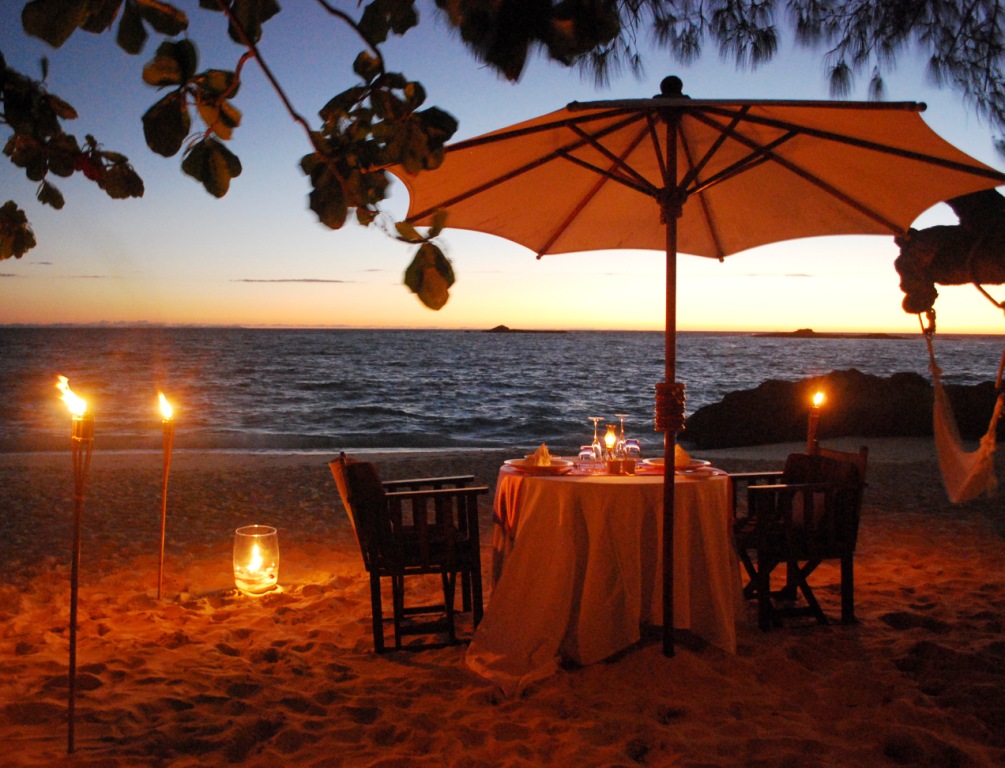 358134,xcitefun-romantic-beach-set-up-4.jpg