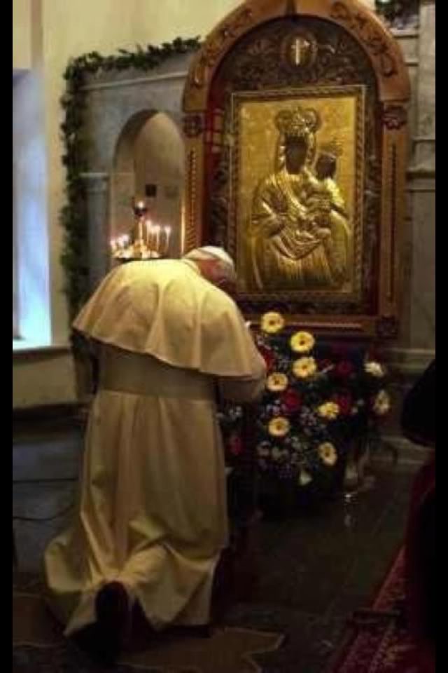 Pope-John-Paul-II-prays-to-Black-Madonna.jpg