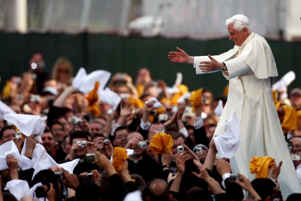 Pope+Benedict+happy+crowd.jpg