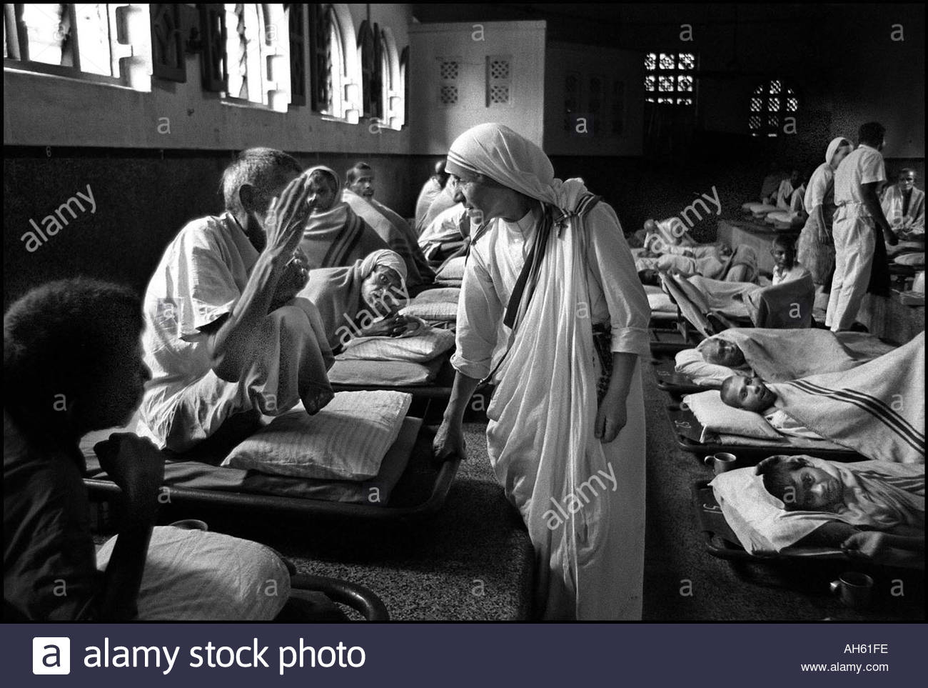 mother-teresa-at-her-home-for-the-destitute-and-dying-in-calcutta-AH61FE.jpg