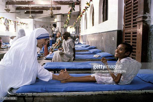 mother-teresa-and-the-poor-in-calcutta-india-in-october-1979-picture-id110141606