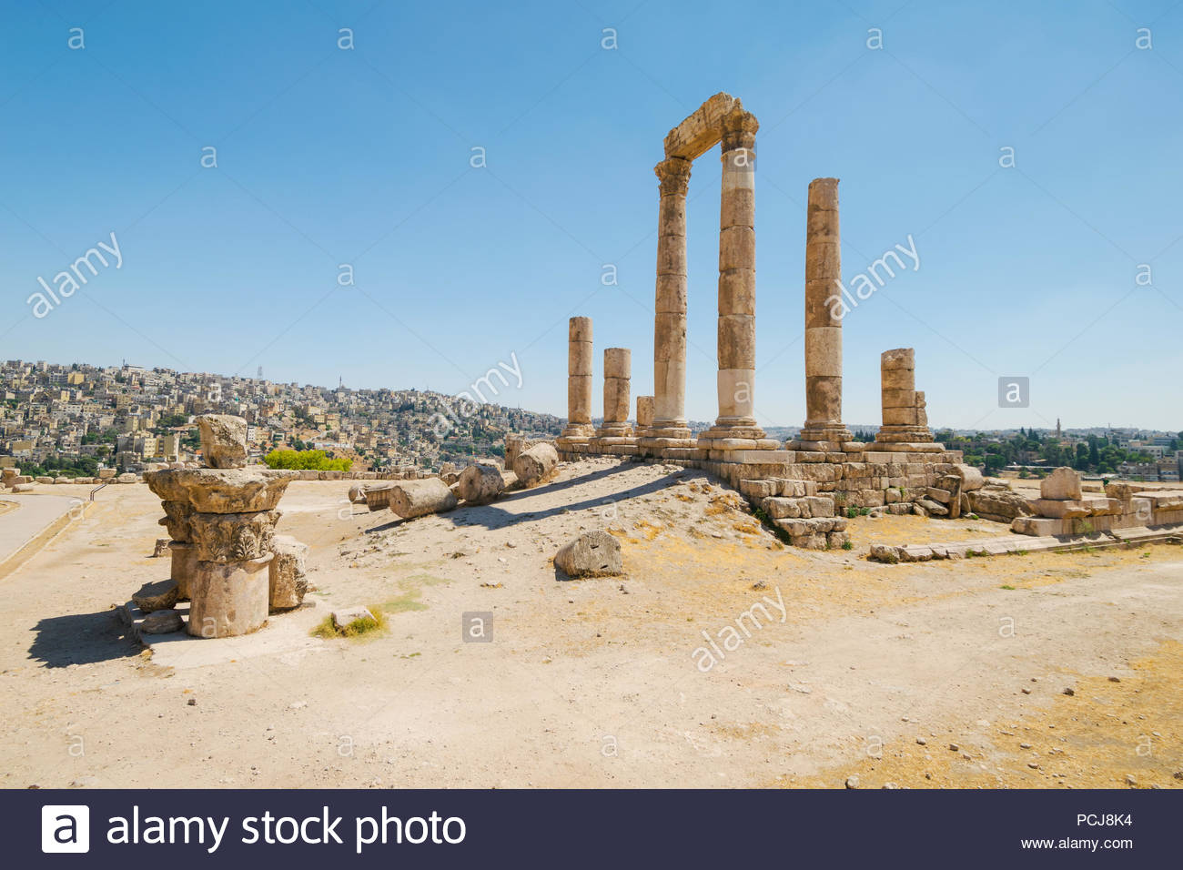 the-ancient-roman-agora-and-temples-on-top-of-a-hill-over-amman-city-jordan-middle-east-PCJ8K4.jpg