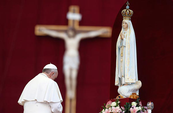 Pope-Francis-bow-and-worship-of-Mary-statue-Idolatry-and-Pagan-worship-in-Roman-Catholic-Church.jpg