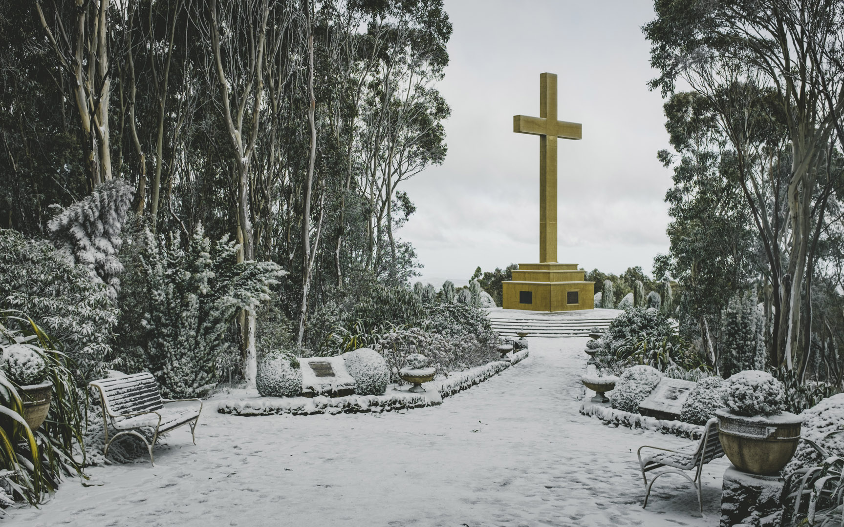 mount-macedon-memorial-cross-in-snow-4.jpg