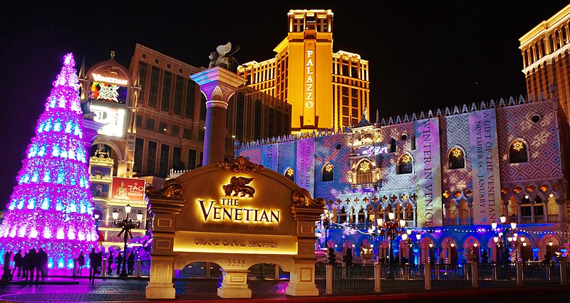 800px-Las_Vegas_Strip%2C_Nevada_at_Christmas_United_States_-_panoramio_%2812%29.jpg
