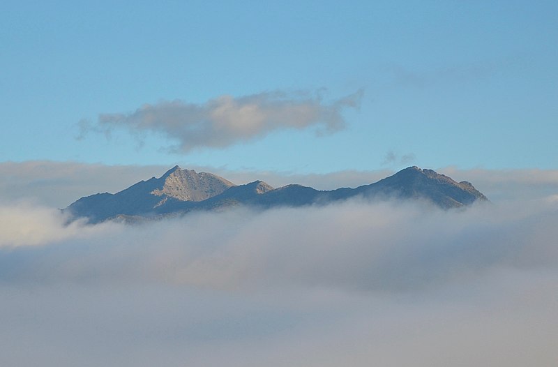 800px-Montana_Mountain_coming_through_Clouds.jpg