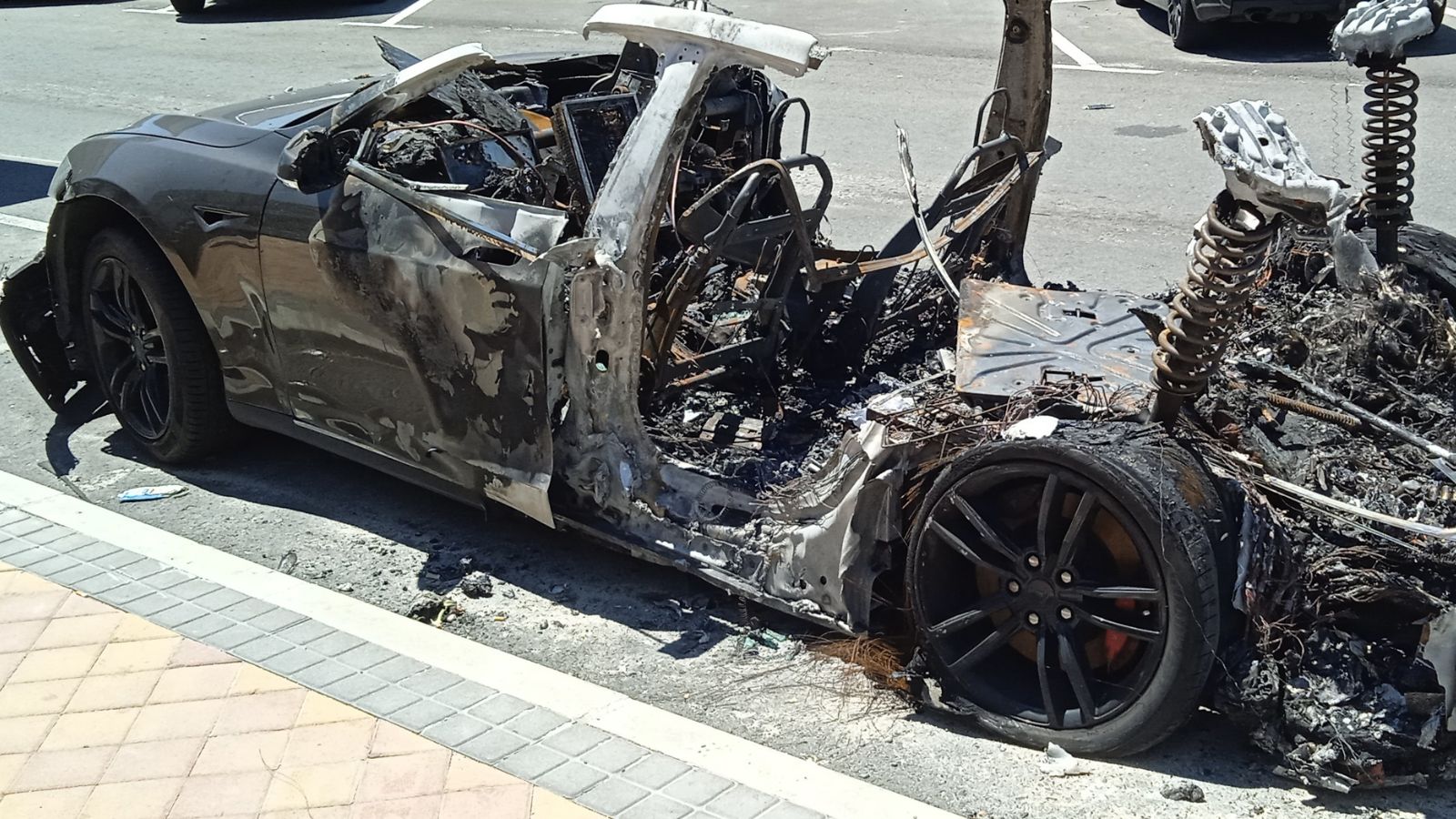 Safety-Concerns-Electric-car-burned-lithium-battery-danger-fire-insurance-car-accident-Javier-ki.jpg